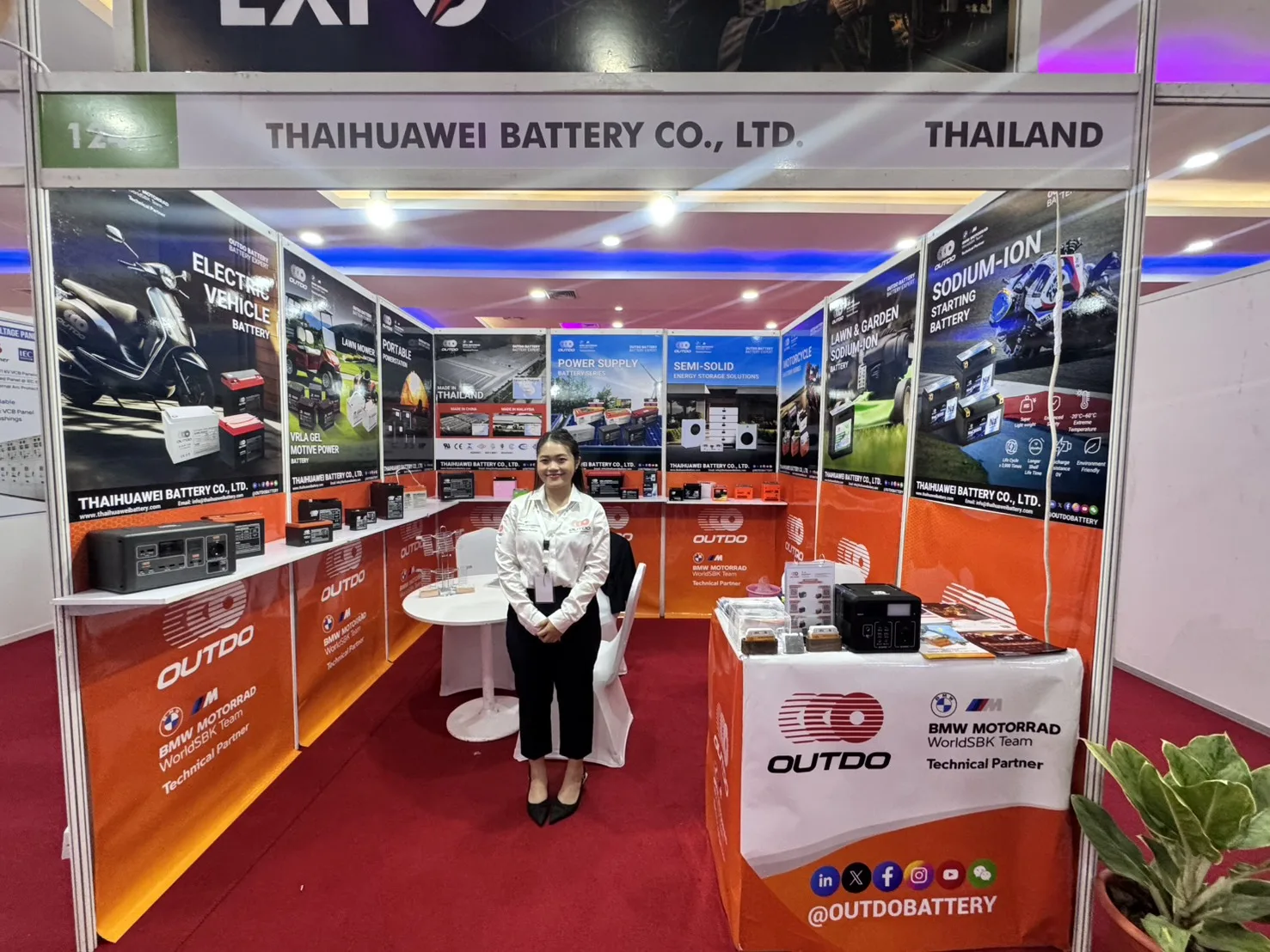 Thaihuawei Battery booth showing power supply, semi-solid energy storage, and sodium-ion battery displays